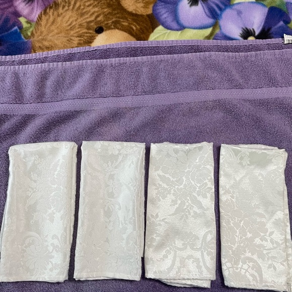 4. New Elegant White Napkins!  Not been used! Like new! NWOT! - Picture 2 of 3